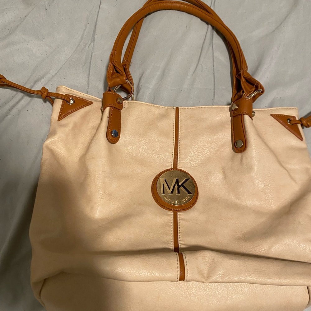 Michael Kors Cream Leather Shoulder Bag with Tan Trim - Picture 2 of 8